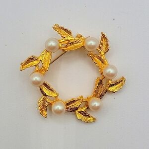 DFA Brooch Vintage Gold Tone Wreath w/ Faux Pearls